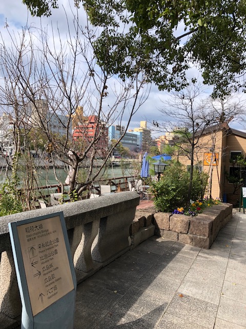 川沿いカフェ