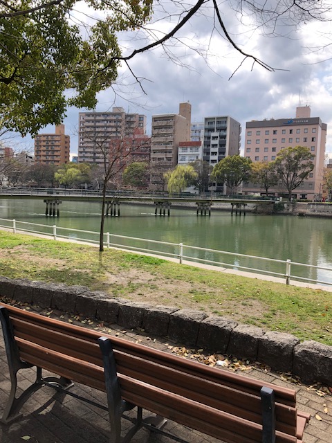 川沿いベンチ