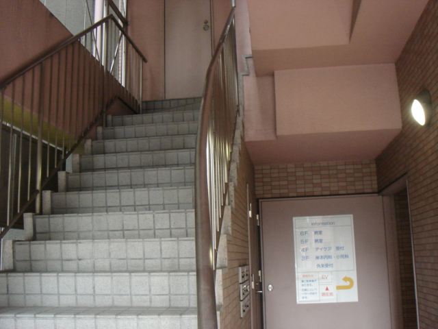 住吉メディカルビル階段.jpg