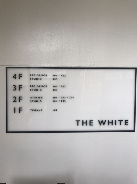 THE WHITE OISE社名板.jpg